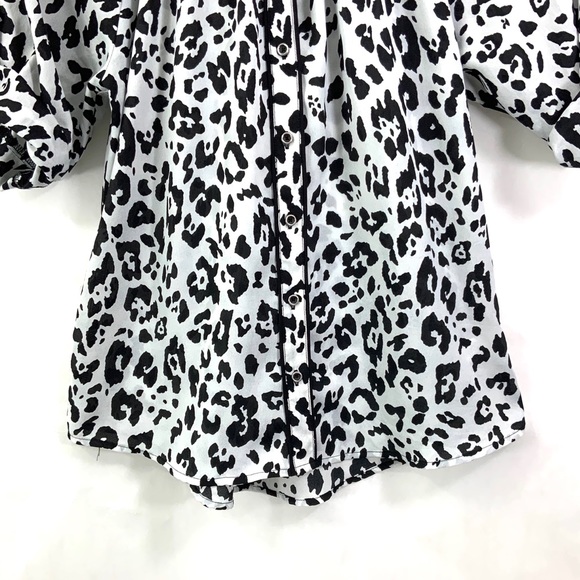 ♻️DONATED 7-9-25♻️ EXPRESS Animal Print Black & White Top Blouse G37 - Picture 3 of 8